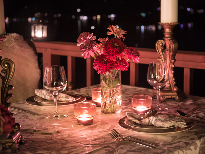 “Setting the Mood: Tips for Creating the Perfect Romantic Dinner Atmosphere”