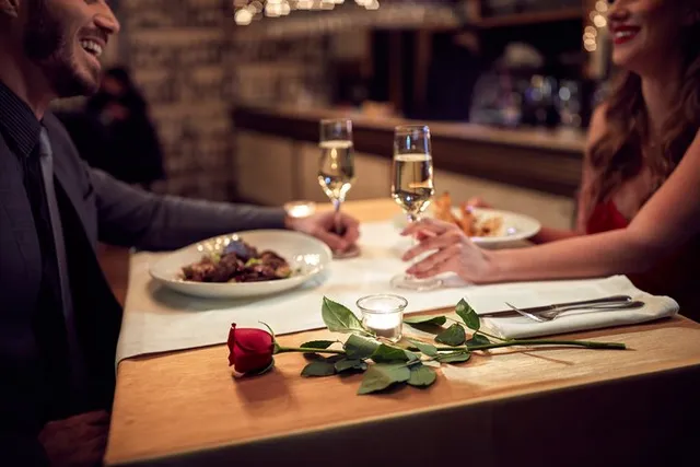 “Intimate Dining: Choosing the Right Music for Your Romantic Dinner Date”